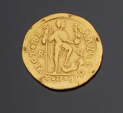 null Monnaie Romaine HONORIUS SOLIDUS Ravenne en or 900 mm.
A l'avers, un buste armure...