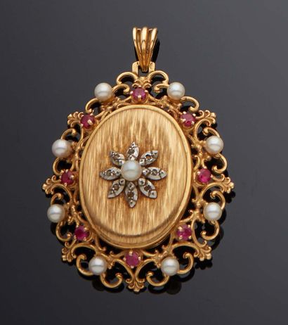null 750 mm yellow gold medallion pendant with a frieze of fleur-de-lis, imitation...