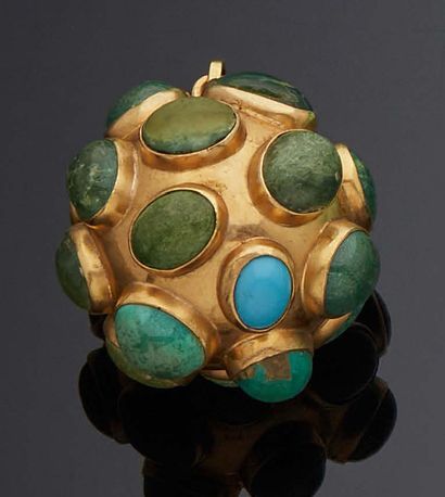 null 
Yellow gold pendant 750 mm spherimorph entirely set with turquoise cabochons.



H:...