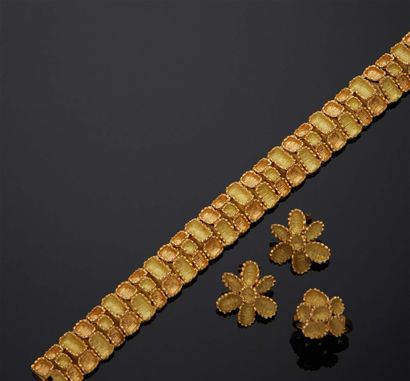 null PARURE en or jaune 750 mm à décor végétal composée d'un bracelet, d'une paire...