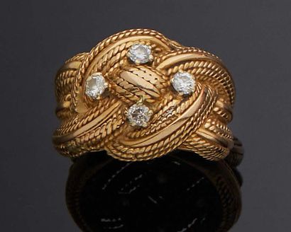 null RING in yellow gold 750 mm punctuated with four small brilliant-cut diamonds.
Gross...