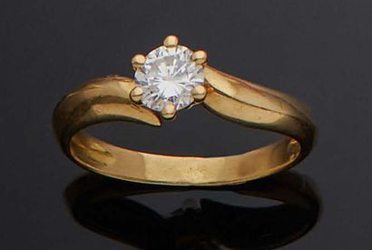 null Ring SOLITAIRE in yellow gold 750 mm set with a brilliant-cut diamond.
Gross...