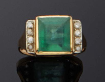 null Yellow gold 750 mm and platinum ring set with a square pastel emerald (Brazil)...