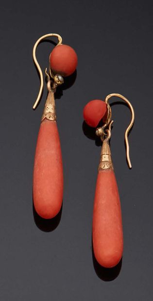 null Pair of EARRINGS in pink gold 750 mm and pre-convention coral.
French work from...