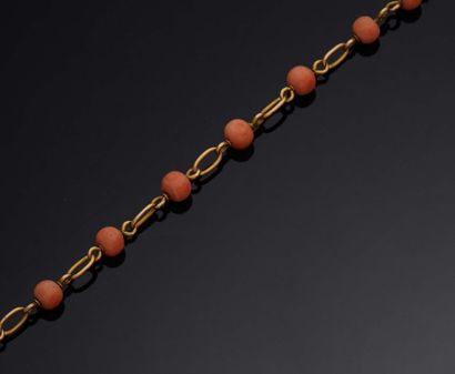 null 
Small gold chain BRACELET 585 mm decorated with balls of pre-convention coral.



Foreign...