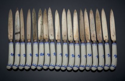 null SET OF EIGHT FRUIT KNIVES, the handles in porcelain and the blades in silver.
Tournai...