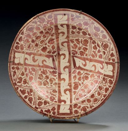 ESPAGNE (Manisses) Hollow dish of circular shape in earthenware decorated with brown...