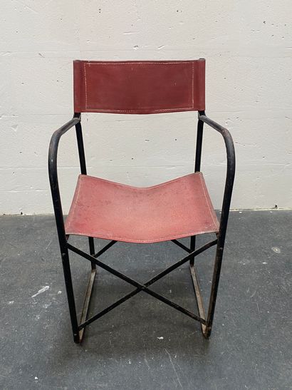 null Petite chaise pliante en métal noir et assise en skai rouge.

Travail des années...