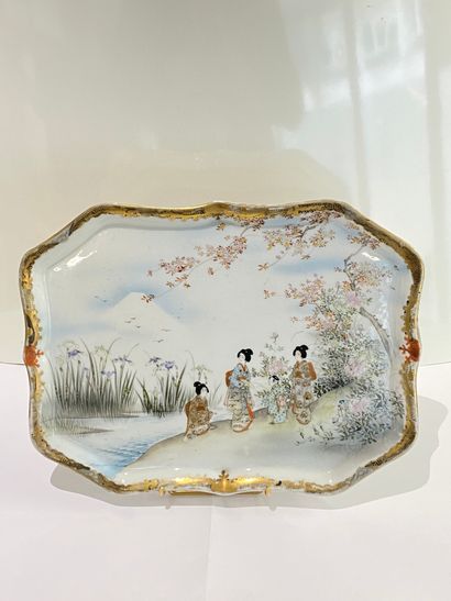 null JAPON

Plateau en porcelaine à décor polychrome de geishas au bord d'une rivière.

Dim....