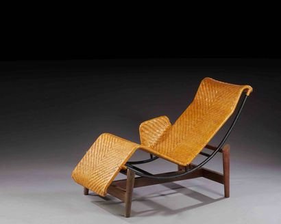 null TRAVAIL 1950-1960

Chaise longue à structure en métal laqué noir courbé recouverte...
