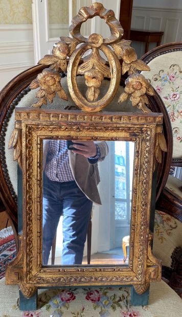 null Miroir en bois sculpté et doré à fronton ajouré de style Louis XVI

Dim. : 66...