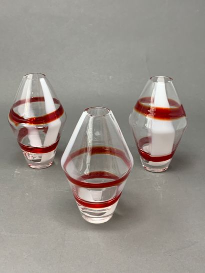 null GUZZINI

Ensemble de trois petits vases en verre blanc rouge et transparent

Signé...