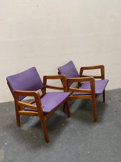 null JEAN LESAGE, vers 1950

Paire de chaises en bois naturel et , assises en skai...