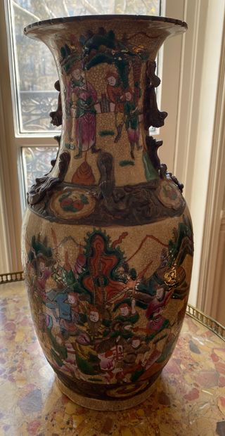 null CHINE

Vase balustre en porcelaine décoré en émaux de la famille verte.

Nankin,...