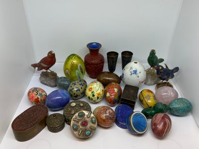 null Ensemble d'objets divers dont collection d'œufs décoratifs, piluliers, coupe,...