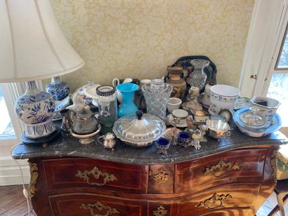 null Important ensemble d'objets divers dont porcelaine, verrerie, métal argenté…

Etats...