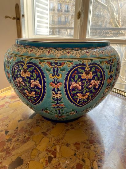 null Longwy, vers 1900

Cache pot en porcelaine émaillée à motif floral

H. : 25,5...