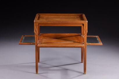 null MAURICE DUFRÊNE (1876-1955)

Table vitrine en bois mouluré sculpté à deux

plateaux...