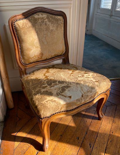 null Petite chaise basse d'enfant de style Louis XV

Garniture en soierie à motif...