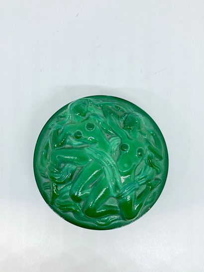 null SABE

Boite circulaire en verre teinté vert, à décor en relief de femmes nues.

Signé...