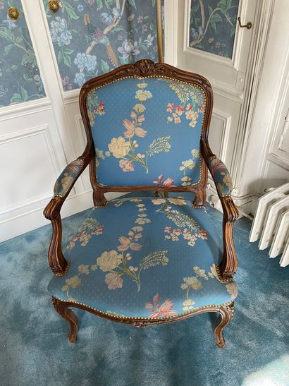 null Fauteuil de style Louis XV en bois mouulré et sculpté

Garniture de tissu bleu...