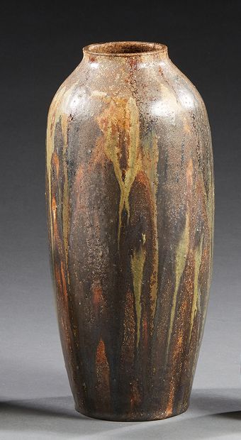 null TRAVAIL VERS 1900

Vase balustre en grès émaillé

H : 34 cm