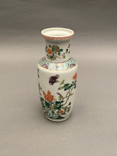 null CHINE

Petit vase balustre en porcelaine à décor floral.

H. : 20 cm