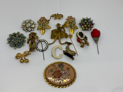 null Ensemble de bijoux fantaisies composé essentiellement de broches.