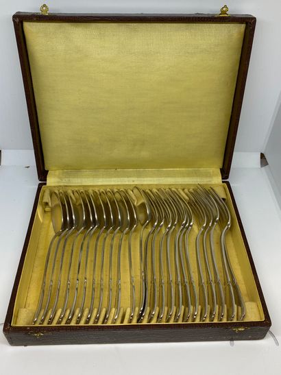 null Lot en métal argenté comprenant : 

Douze couteaux

Douze cuillères douze fourchettes

Douze...