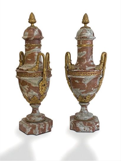 null Paire de pots couverts en mabre et bronze doré, XIX siècle. 

Les vases et capuchons...