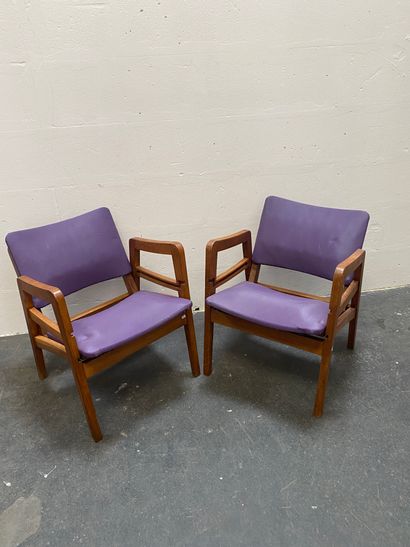 null JEAN LESAGE, vers 1950

Paire de chaises en bois naturel et , assises en skai...