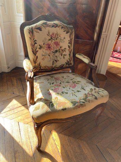 null Fauteuil de style Louis XV, avec des parties anciennes

Garniture au point à...