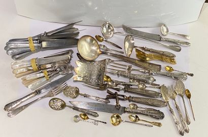 null Ensemble de couverts divers en métal argenté comprenant des fourchettes à manches...