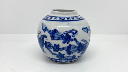 null CHINE


Petit pot en porcelaine à décor de motifs en blanc et bleu.





H.:9...
