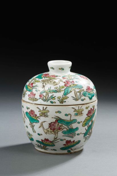null CHINE


Pot couvert en porcelaine à décor en émaux de la famille rose de hérons...