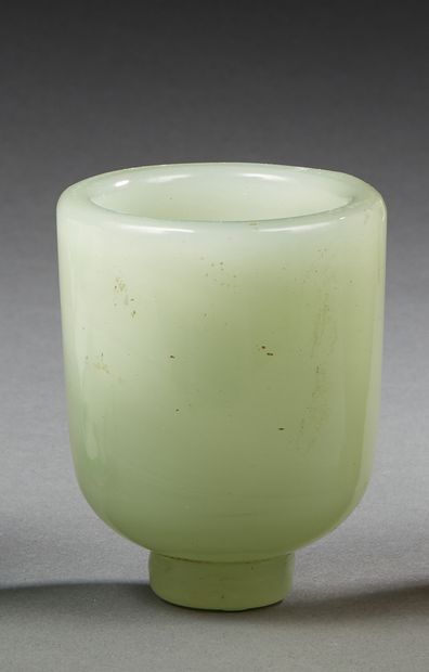 null CHINE


Petit vase sur pied en verre vert


Ht. : 7cm