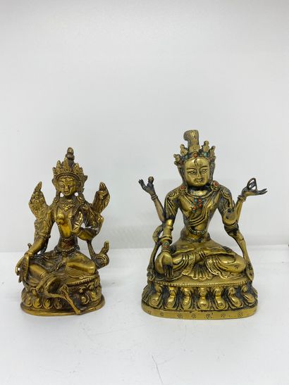 null Deux bouddhas en bronze doré, l'un avec incrustations de pierres de couleur.


H....
