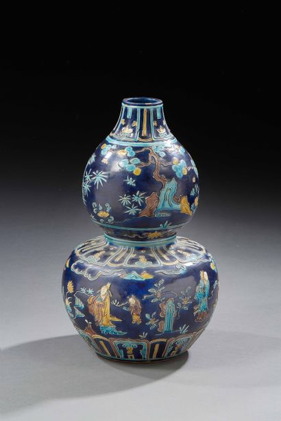 null CHINE


Vase double gourde en porcelaine à fond bleu décoré en léger relief...