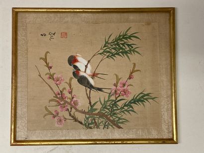 null CHINE


Oiseaux branchés sur un prunus. 


Peinture sur tissu.


Dim. : 25,5...