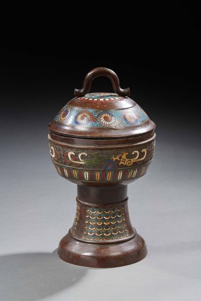 null JAPON


Brûle parfum en bronze cloisonné posant sur piédouche. 


Fin XIXe siècle/Début...