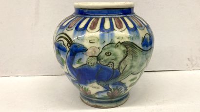 null Vase en porcelaine à décor polychrome d'animaux.


H. : 17 cm