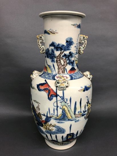 null CHINE


Un vase en porcelaine de forme balustre decoré une scène de bataille....