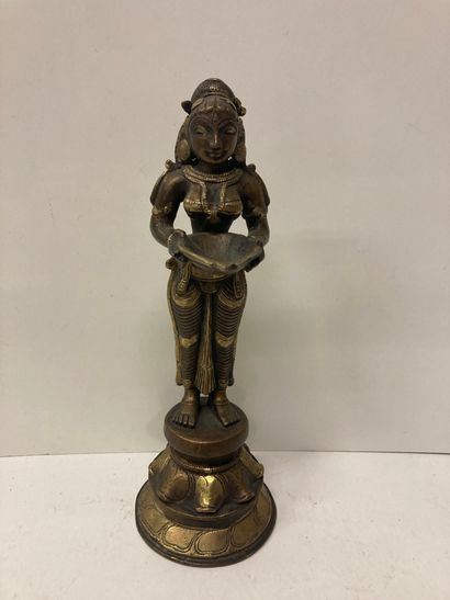 null INDE 


Statuette en bronze figurant un bouddha.


H.: 22 cm
