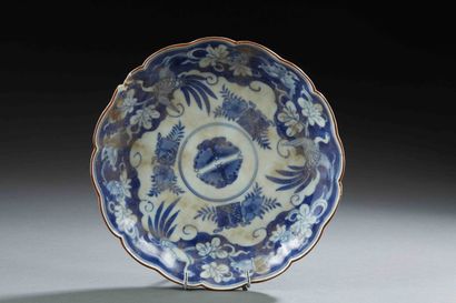 null JAPON - Assiette à bords contournés en porcelaine décorée en bleu sous couverte...