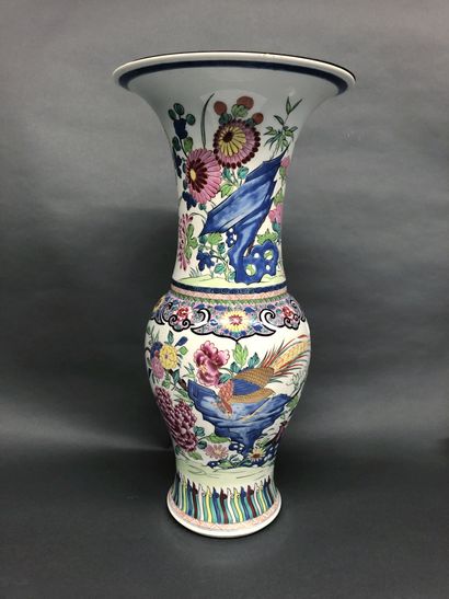 null CHINE


Vase en porcelaine polychrome montée en lampe décoré de fleurs.


H....