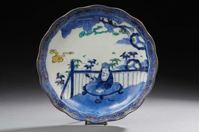 null JAPON – Plat circulaire à bords contournés en porcelaine, décoré en bleu sous...