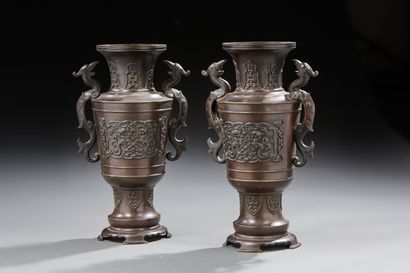 null Paire de vase d'autel en bronze à patine brune


Fin du XIXe siècle


H.: 31...