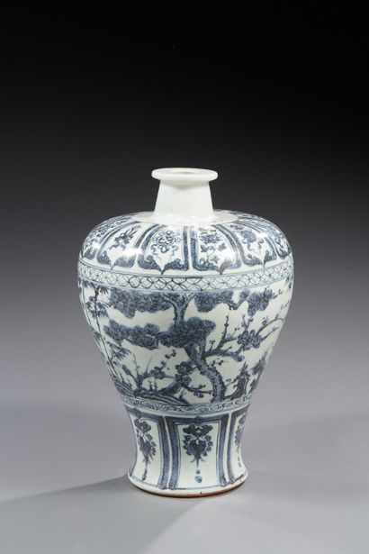 null CHINE - Vase de forme meïping en porcelaine blanche décoré en bleu cobalt sous...