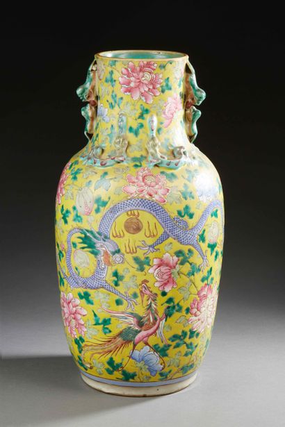 null CHINE


Vase en porcelaine de forme balustre à fond jaune décoré en émaux de...