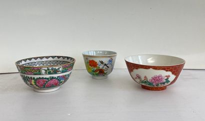 null CHINE- Deux bols en porcelaine décoré en émaux à motifs de fleurs et une tasse...
